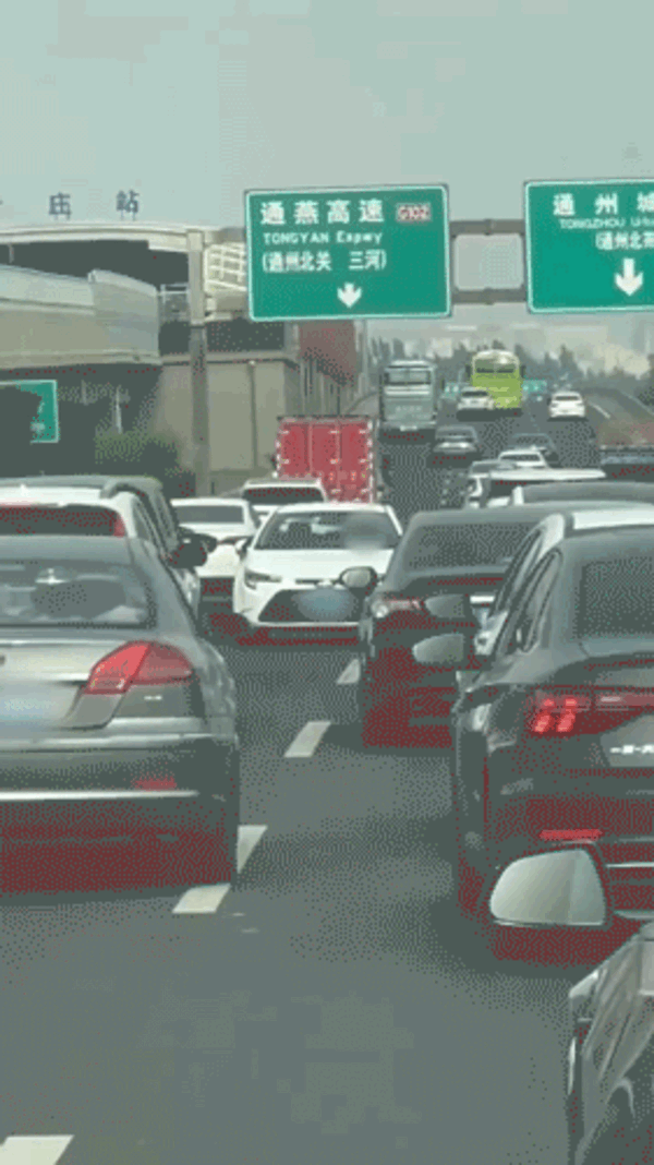 易七 27asia娛樂城：女子駕車剮蹭後直接快速路上掉頭逆行致大擁堵 官方：刑拘